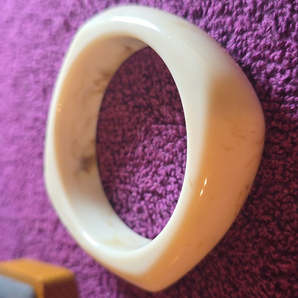 VINTAGE Set of Three Bangle Bracelets in Cream, Green, and Amber - Picture 4 of 7